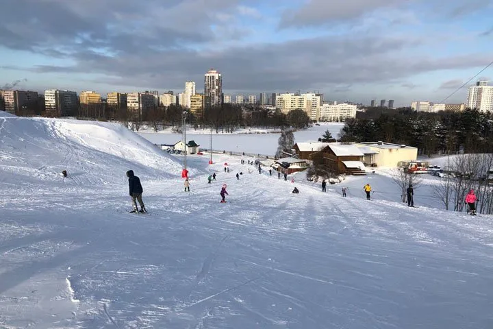 Катание на лыжах для взрослых и детей