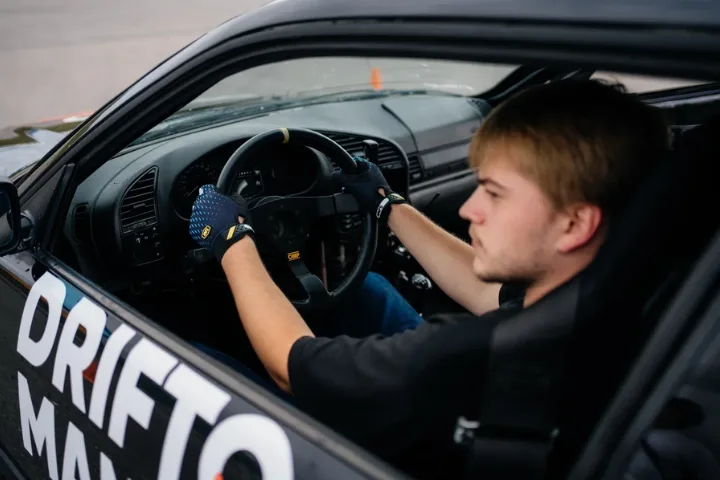 Пробный урок дрифта на подготовленном авто