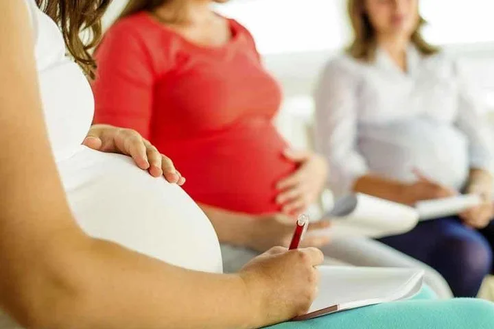 Занятие в школе для будущих родителей
