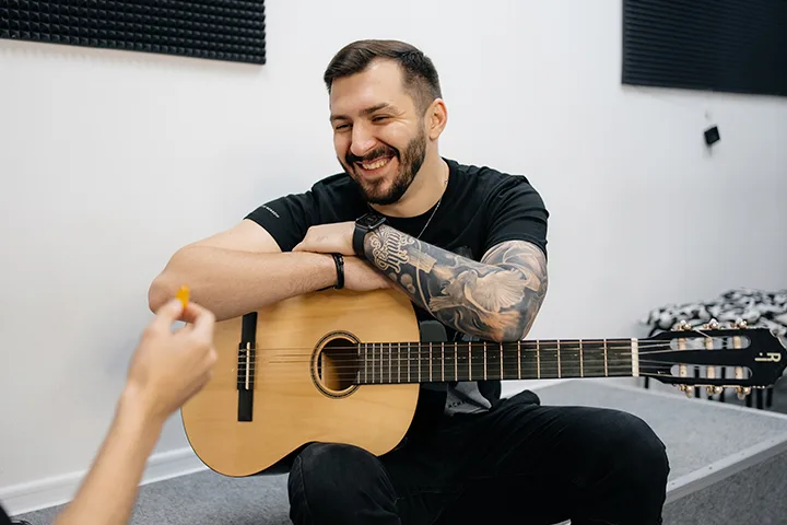 «Мама, я рок-звезда!»: индивидуальные уроки гитары