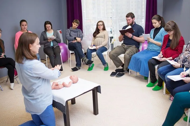 Занятие в школе для будущих родителей