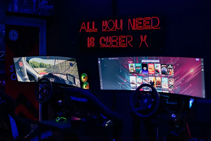 Гонки на автосимуляторе в киберарене CyberX