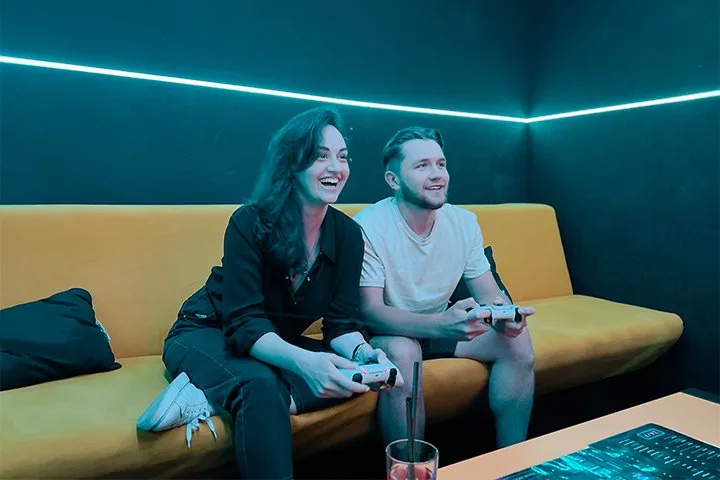 Console room: игра в PS5 и 2 крафтовых коктейля