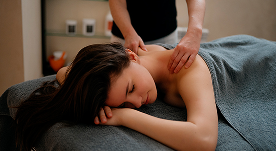  Массаж всего тела с эфирными маслами от [SPAlab]: массаж тела и головы продолжительностью 75 минут для одного человека