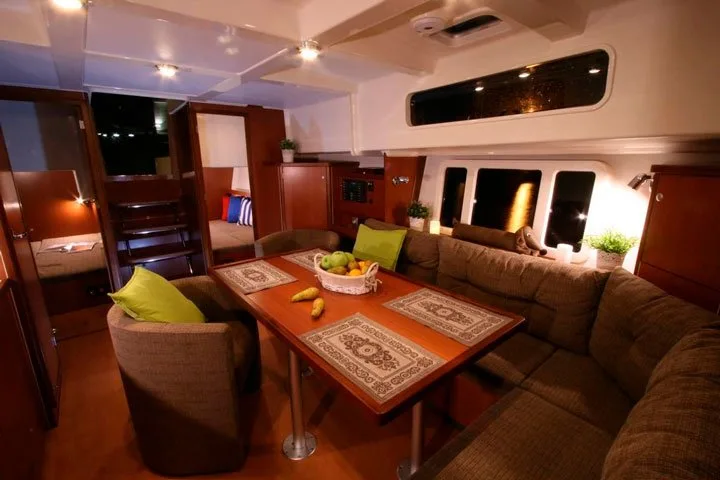 Прогулка на великолепной яхте DELPHIA 1350 ESCAPE MADAM