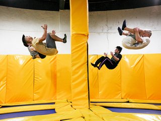 Веселая акробатика и прыжки на батутах в Hero Park в Минске Веселая акробатика и прыжки на батутах в Hero Park в Минске